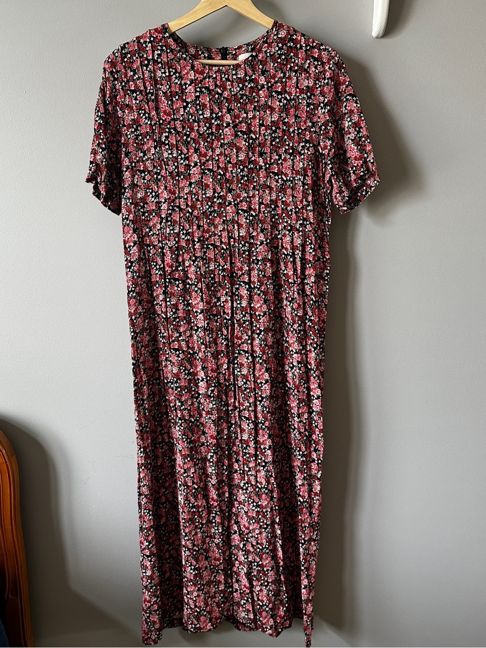 Floral Short-Sleeve Midi Dress in Burgundy Pink